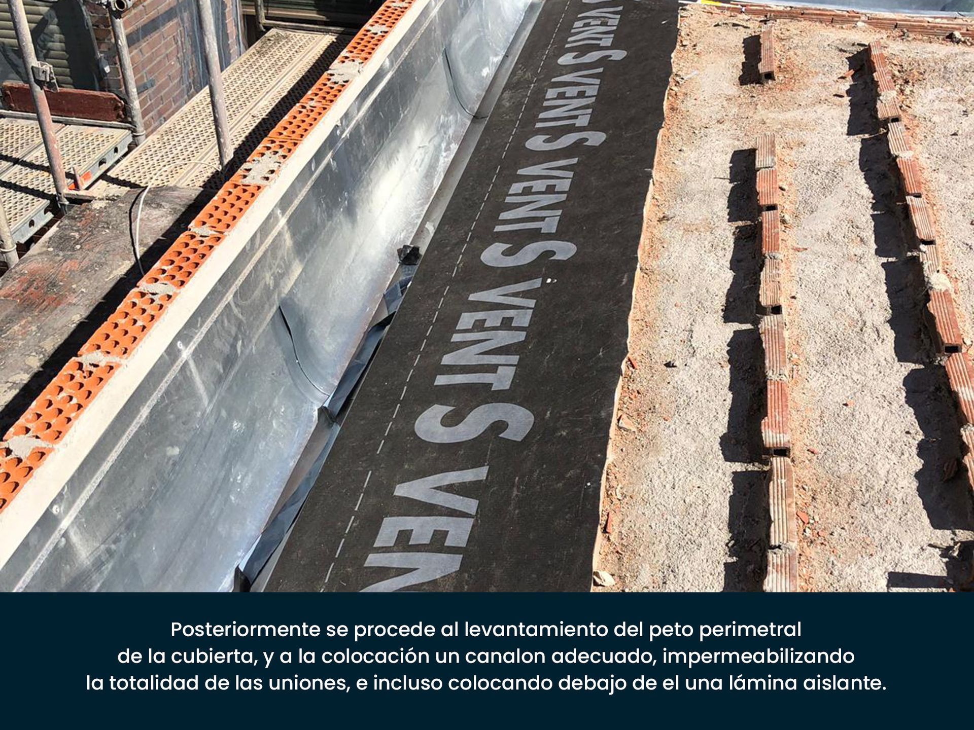 Una imagen de un techo con escritura en español.