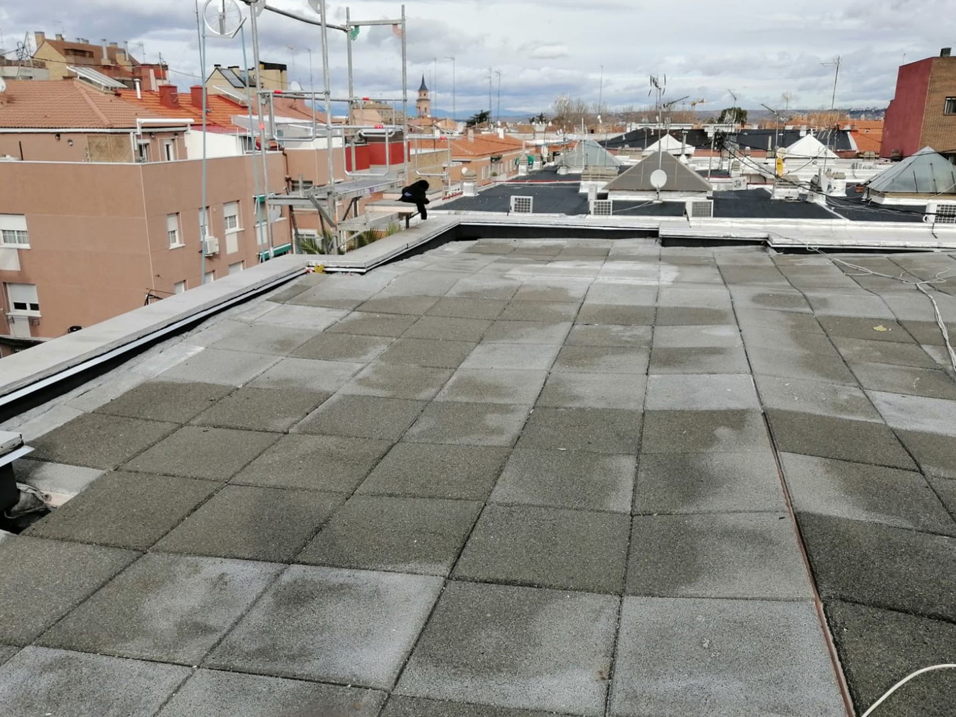 Una azotea con algunos edificios al fondo