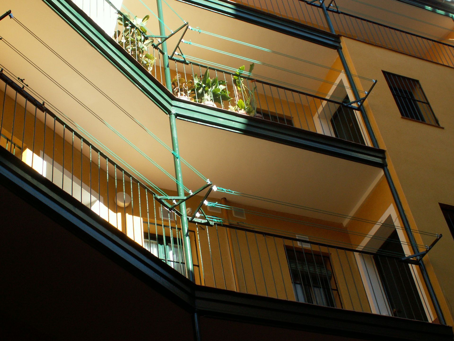 Mirando hacia arriba a un edificio con balcones y escaleras