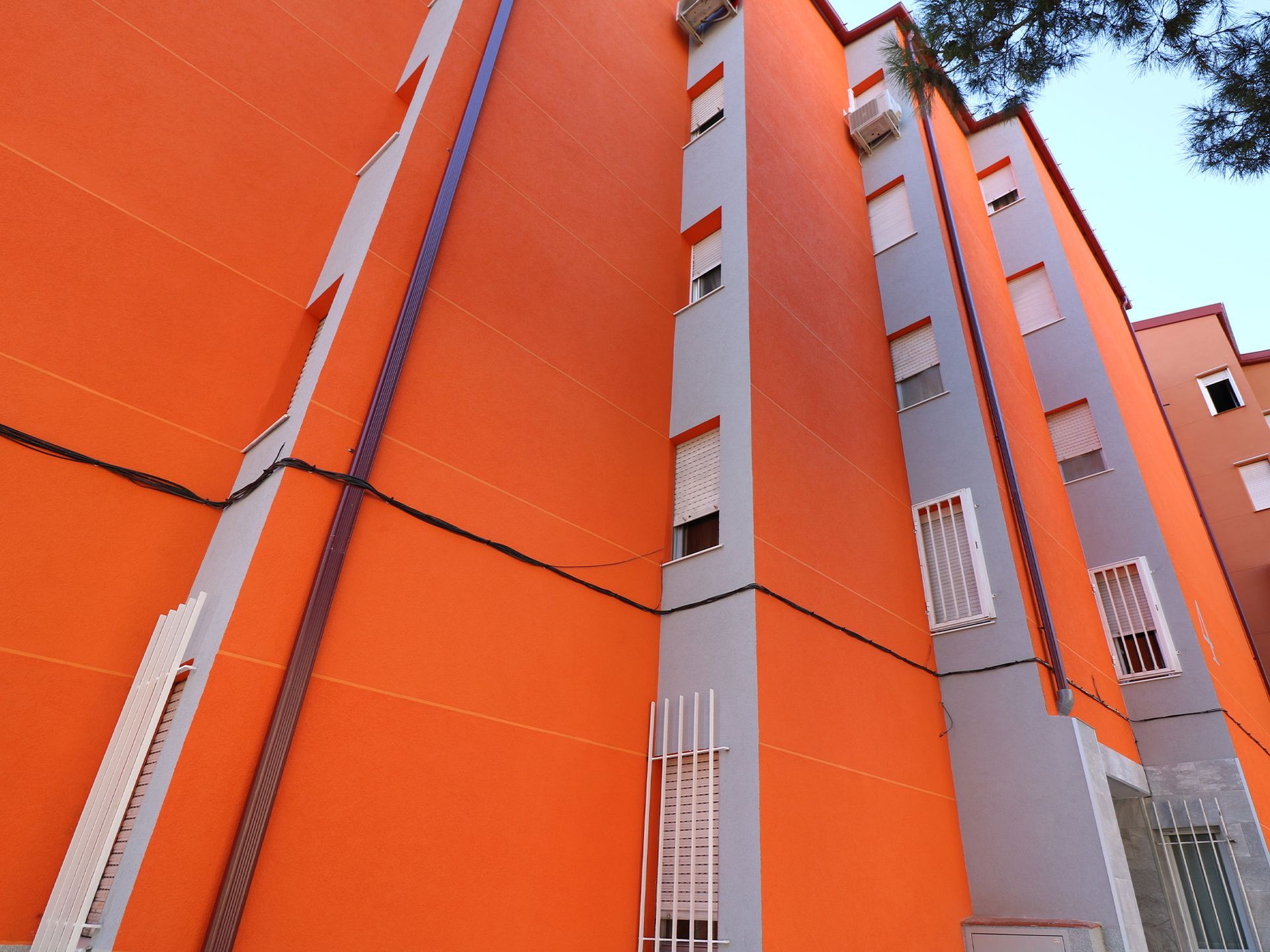 Un gran edificio naranja con muchas ventanas.