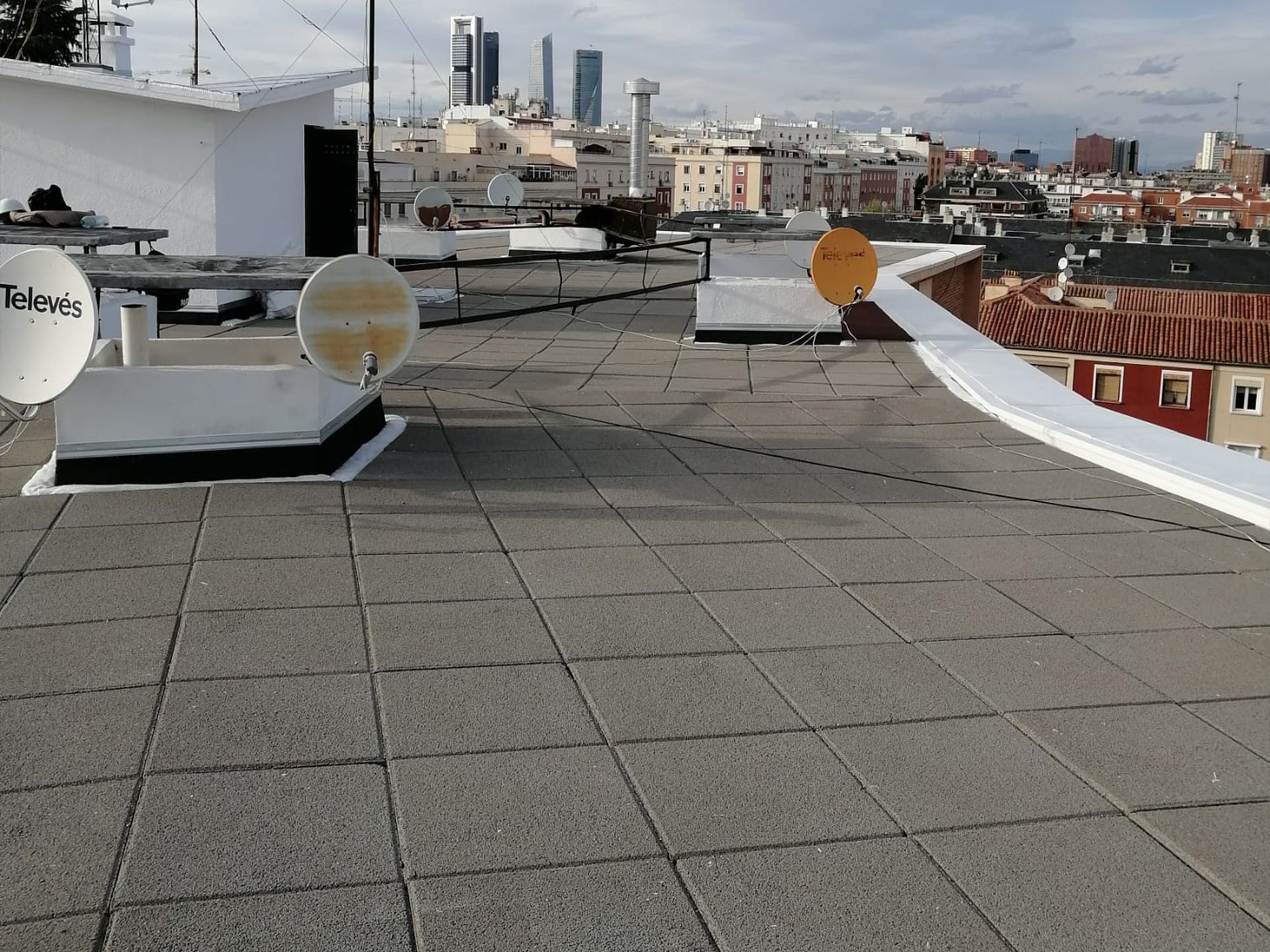 Una azotea con una antena parabólica que dice telnet