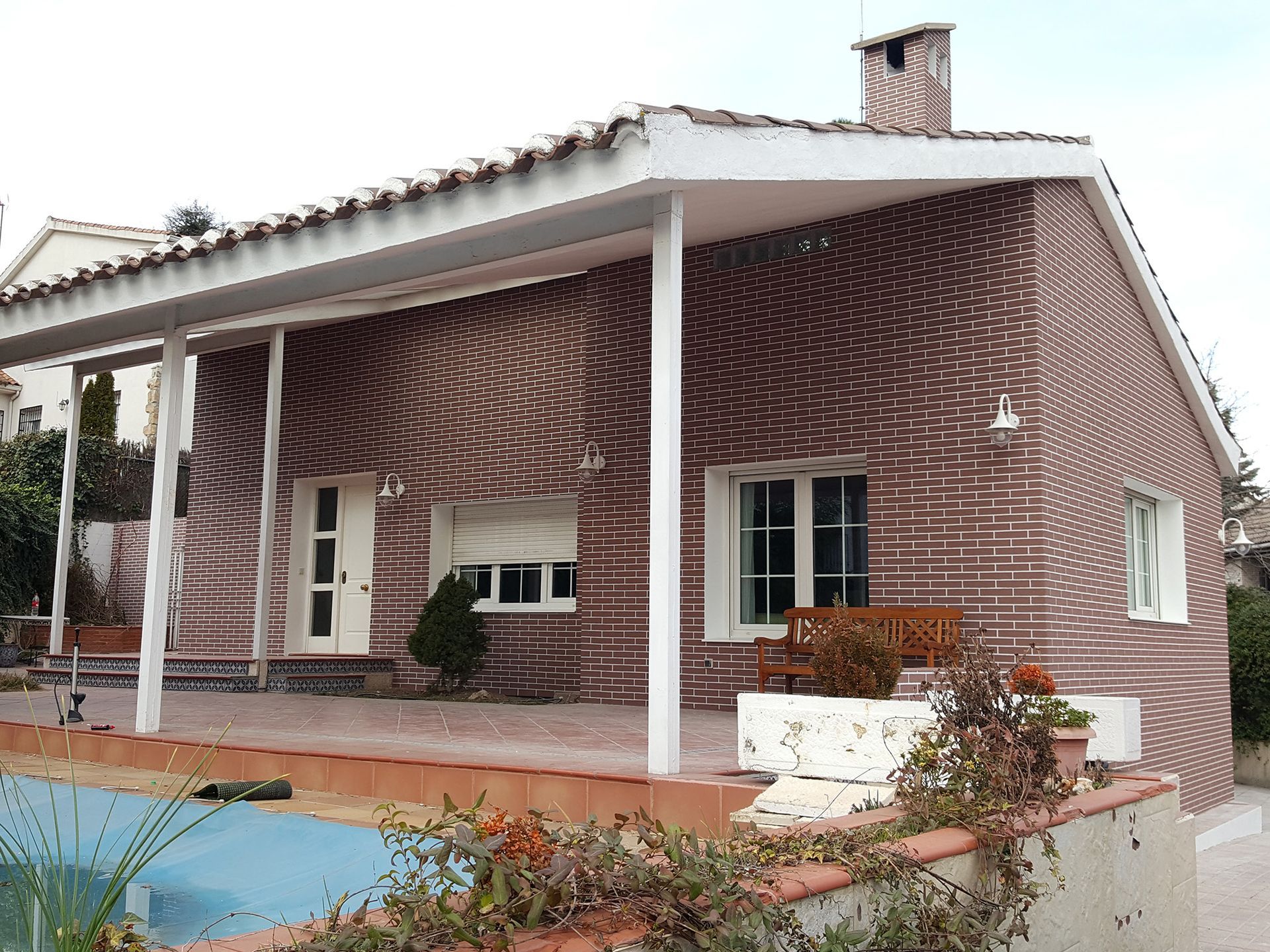 Una casa con piscina delante