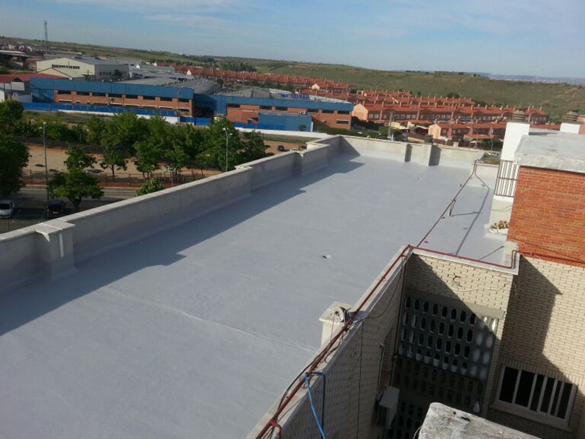 El tejado de un edificio con vistas a una ciudad.