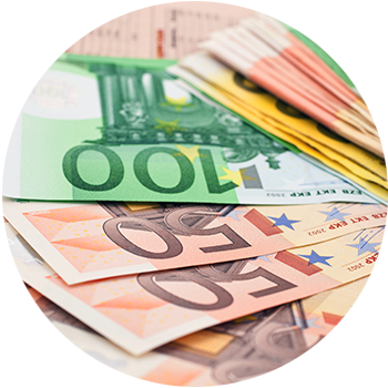 Un fajo de billetes de euro con el número 100 en ellos