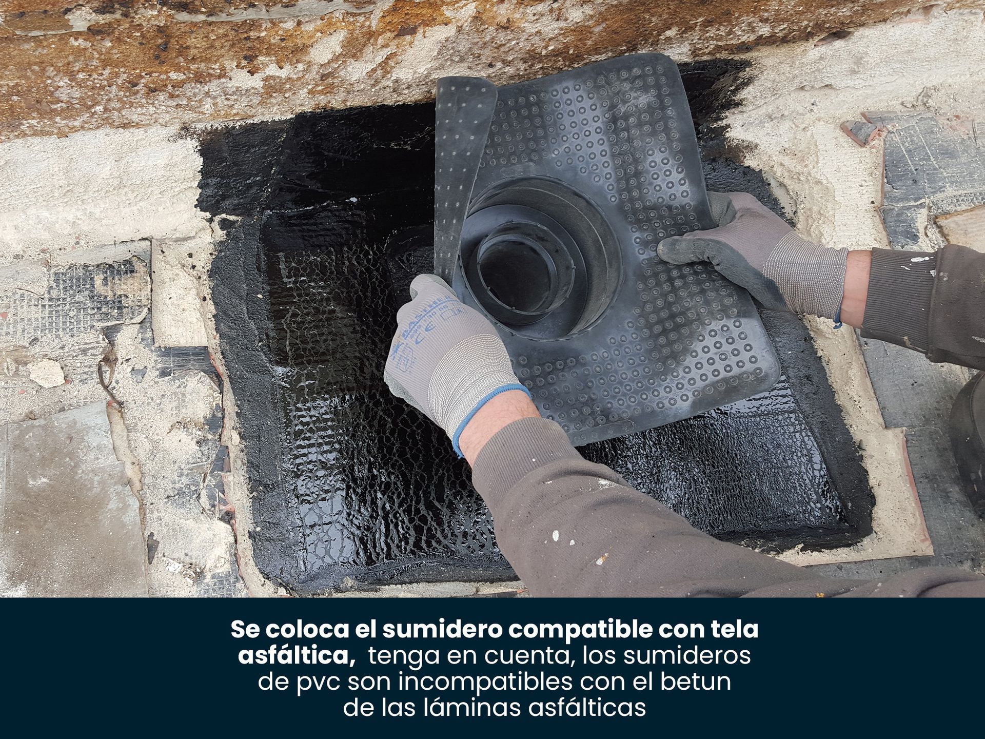 Una persona con guantes sostiene un trozo de goma negra.