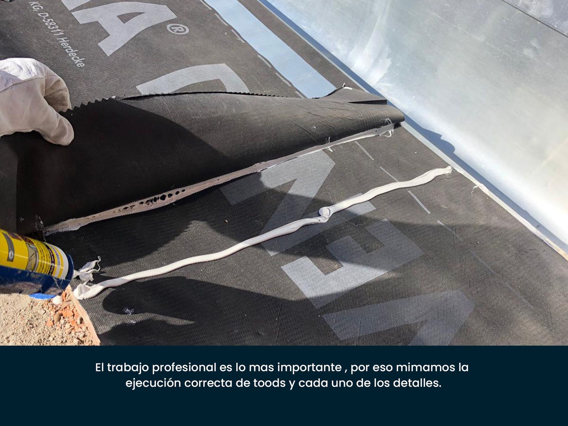 Una persona está aplicando pegamento a un trozo de techo.