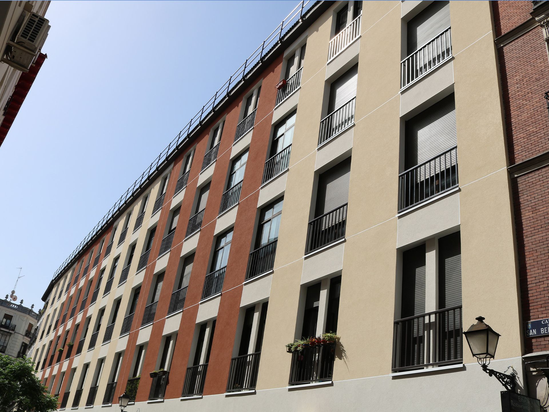 Un edificio con muchas ventanas y balcones