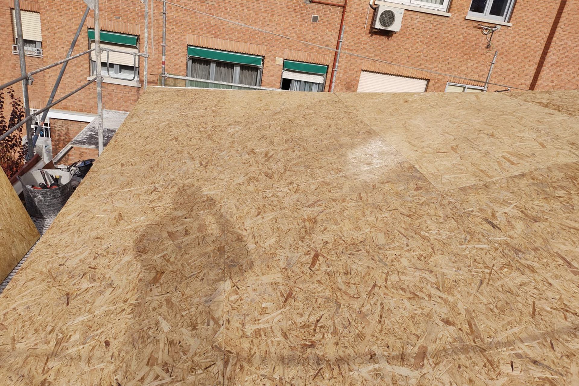 Una gran pila de arena se encuentra encima de un edificio de ladrillos.