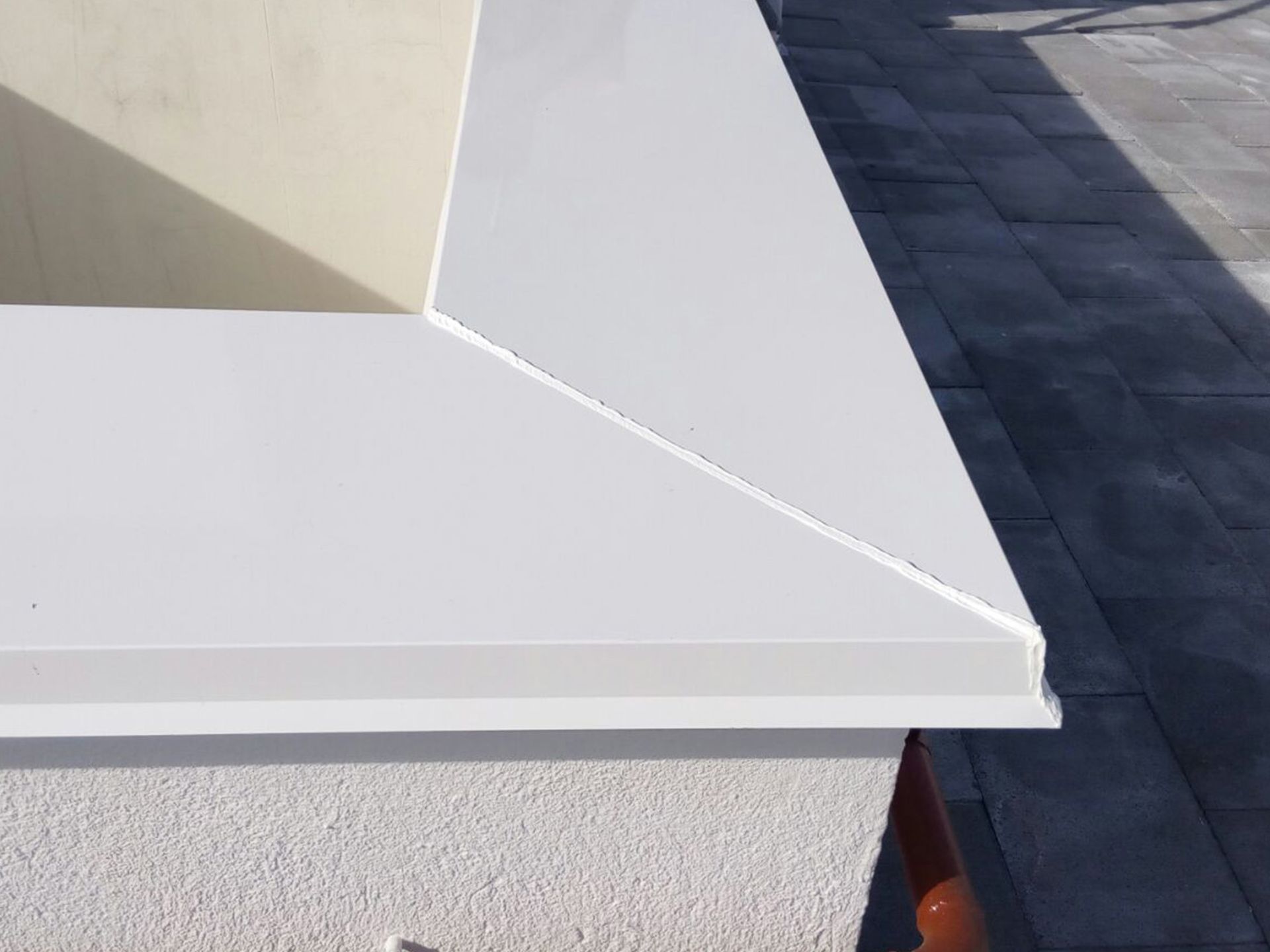 Un primer plano de una esquina blanca de un edificio.