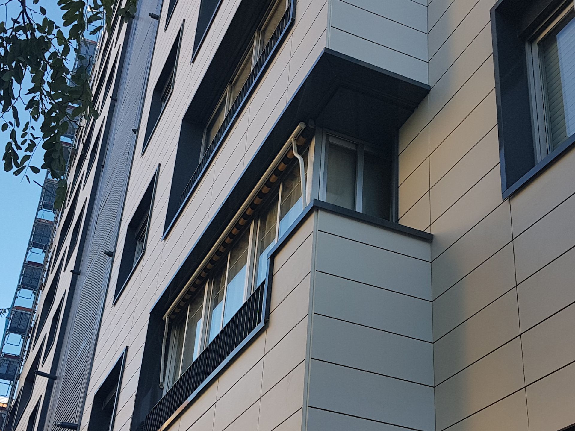 Un edificio con un balcón en el lateral.