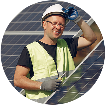 Un hombre que lleva casco y chaleco de seguridad está trabajando en un panel solar.