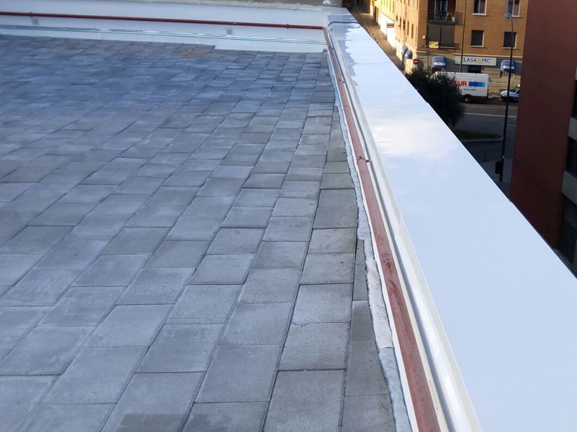 Una pasarela de ladrillos en el costado de un edificio