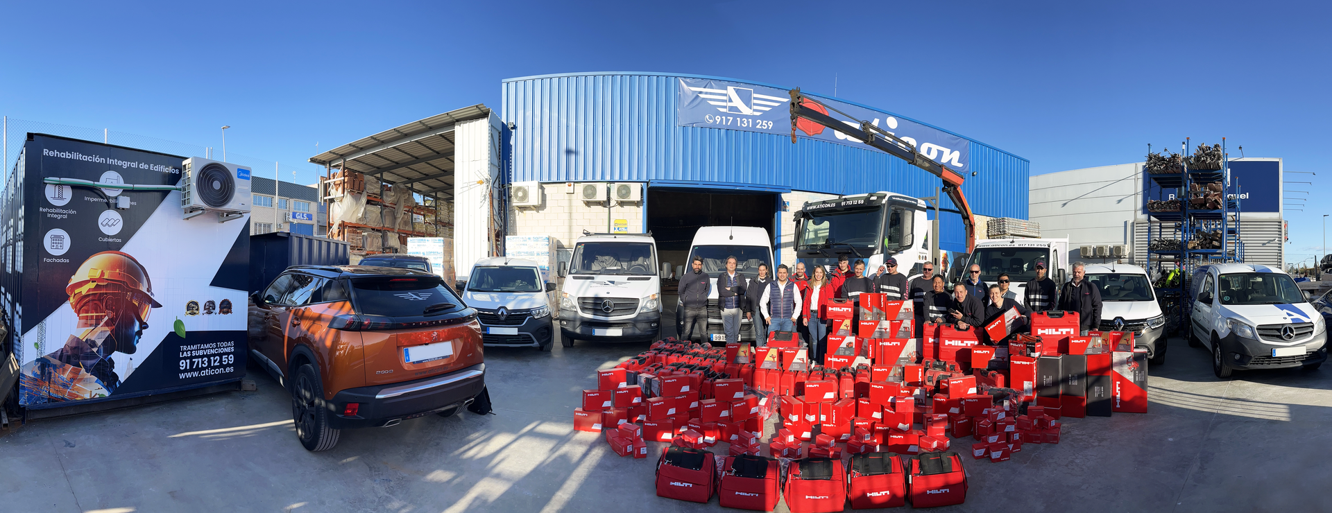 Un montón de coches están aparcados delante de un edificio.