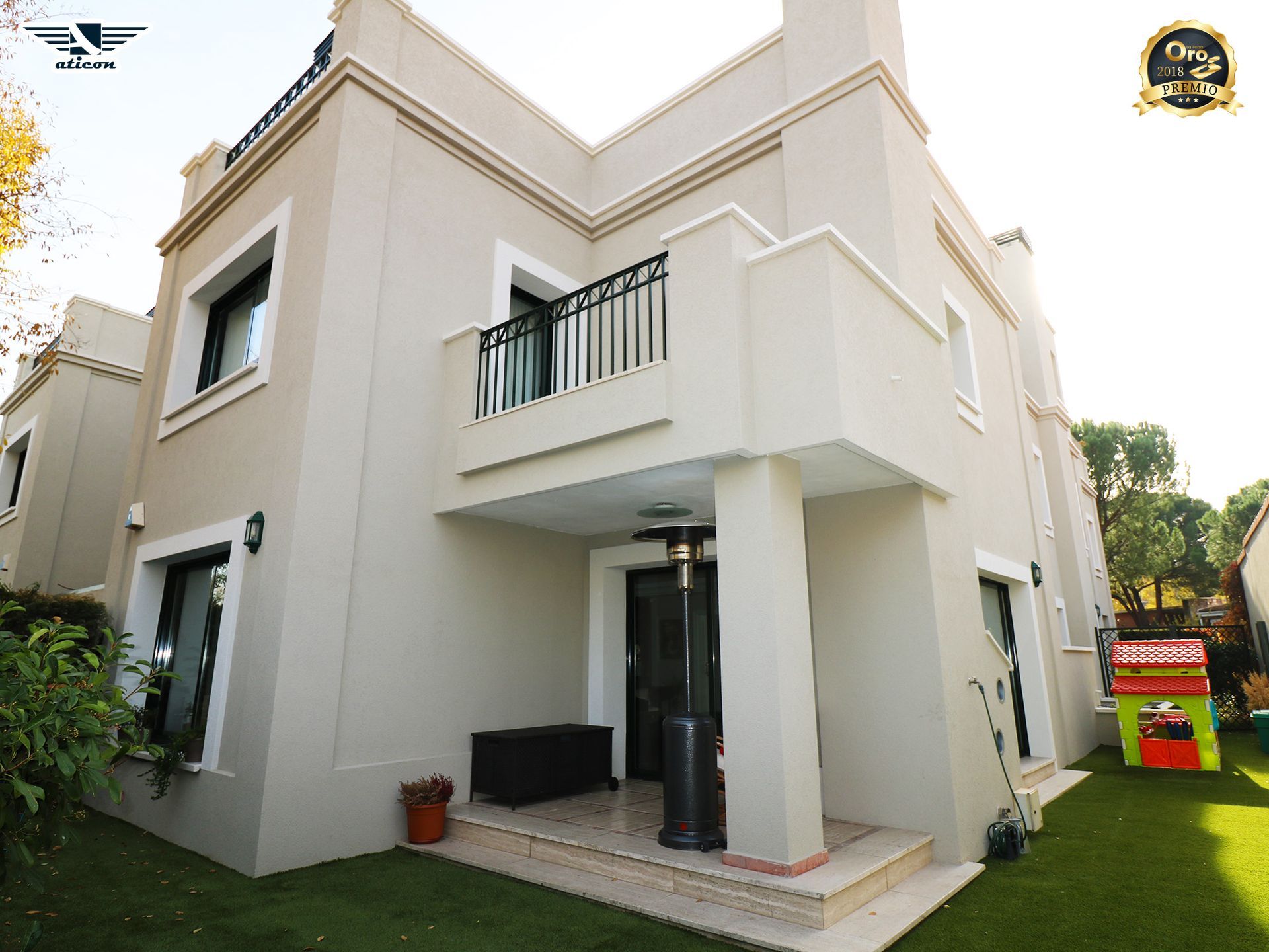 Se vende casa grande blanca con balcón.