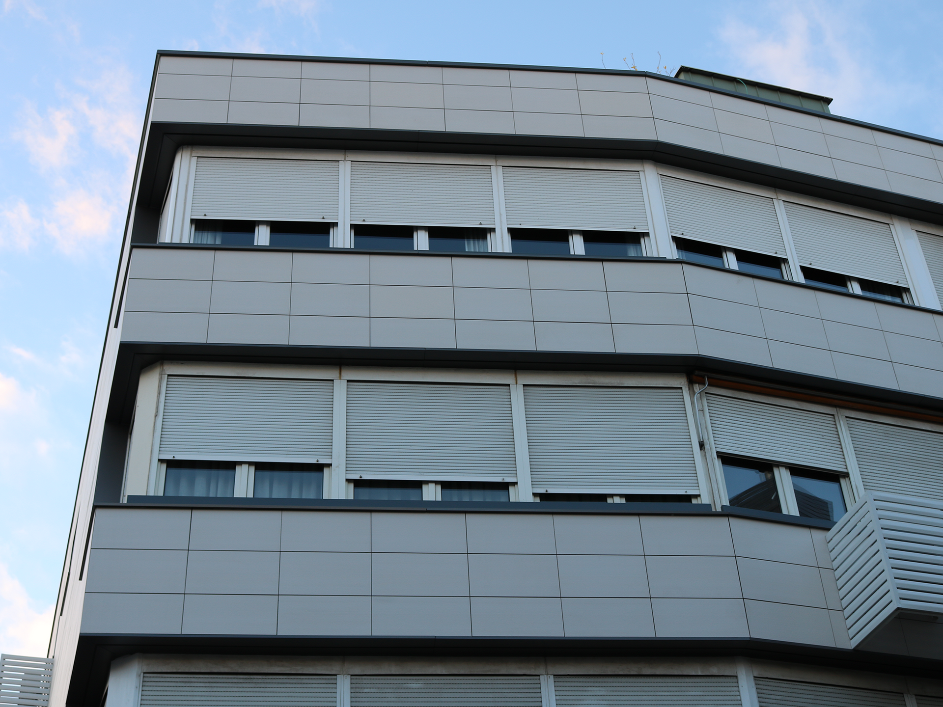 Un edificio con muchas ventanas y persianas.