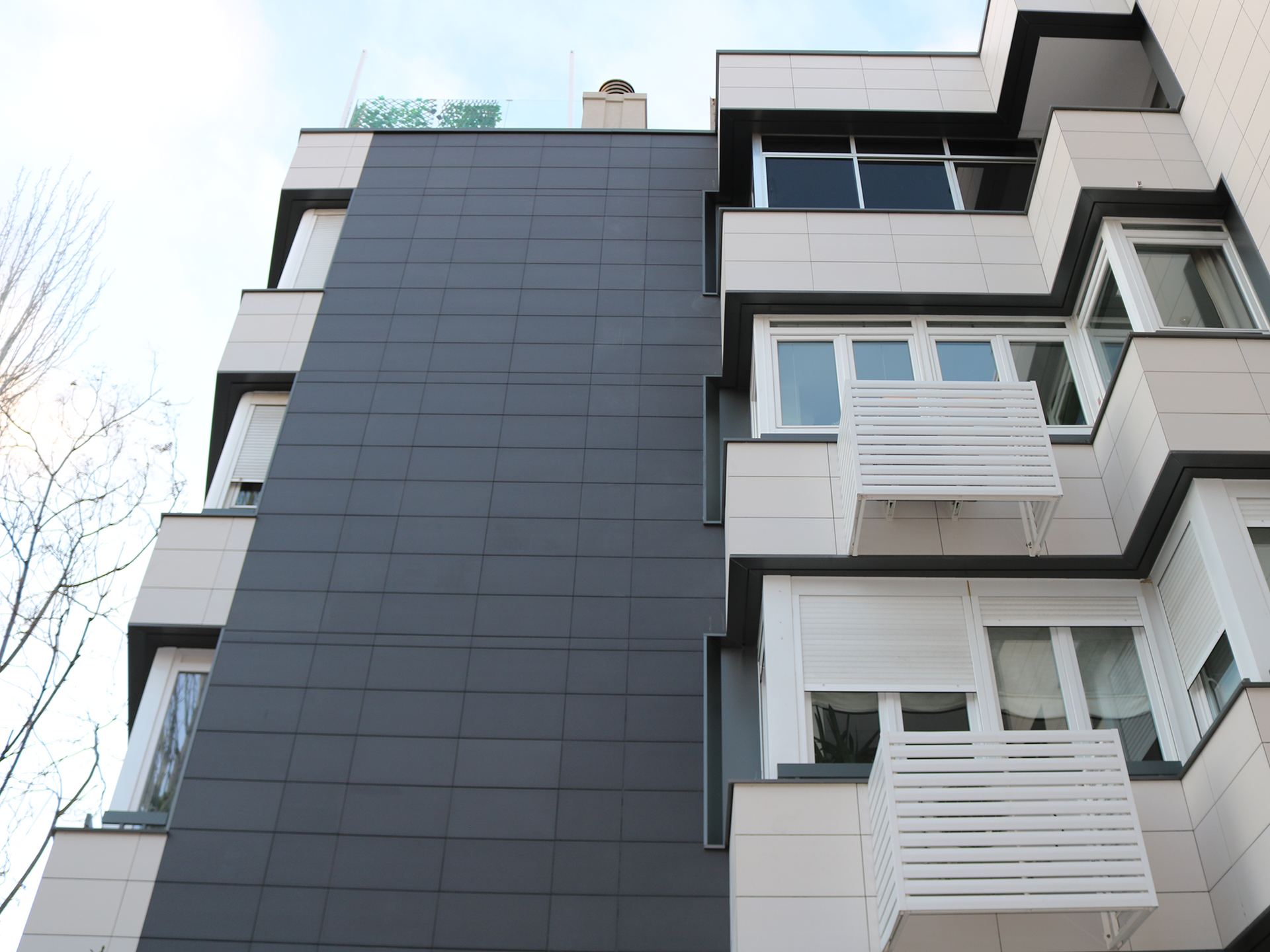 Un edificio con muchas ventanas y balcones