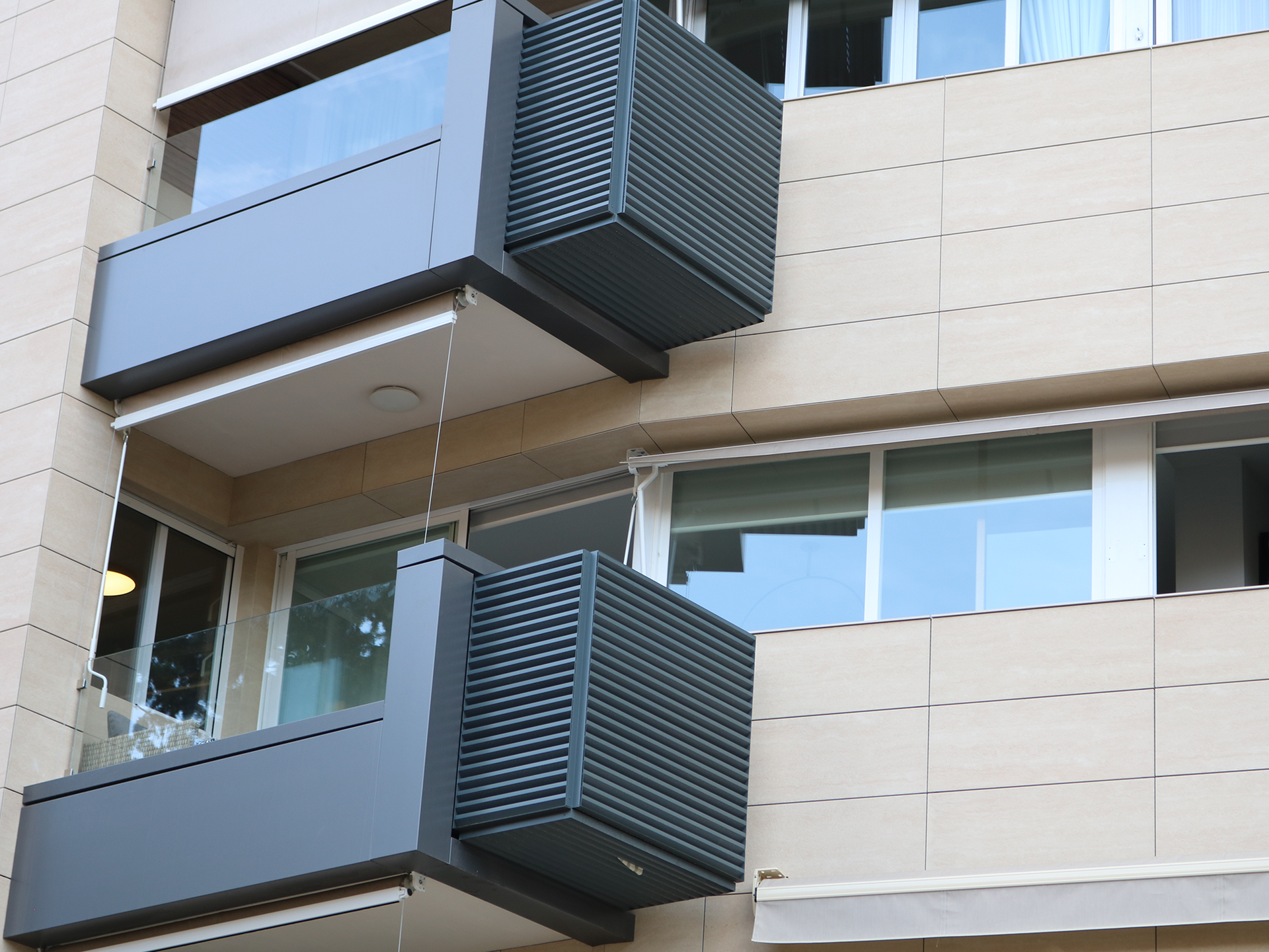 Un edificio con muchas ventanas y balcones