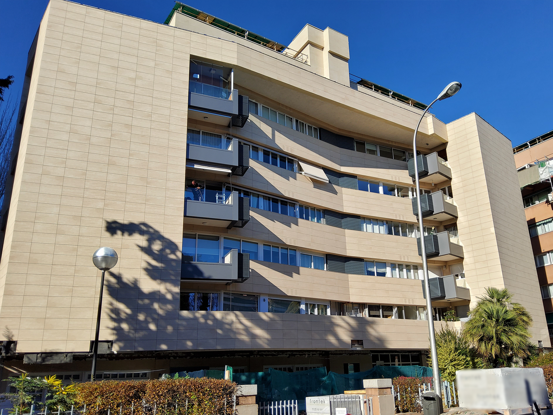 Un edificio grande con muchas ventanas y balcones.