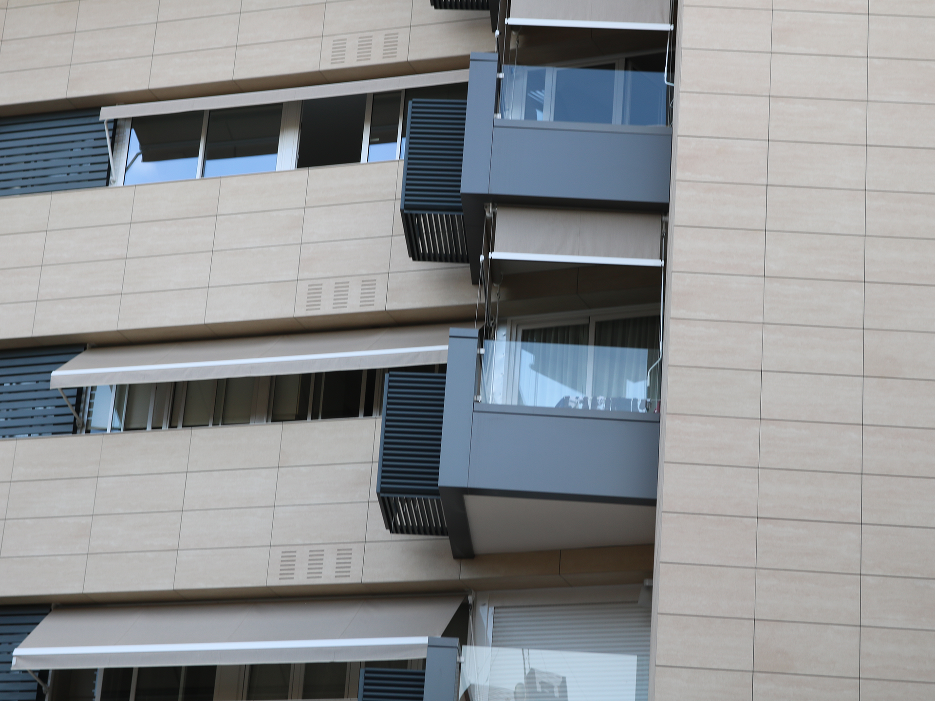 Un edificio con muchas ventanas y balcones