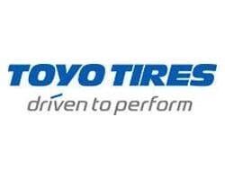 Logotipo da Toyo Tires, texto azul sobre fundo cinza, 