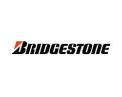 Logotipo da Bridgestone com texto preto e um detalhe angular em laranja e preto.