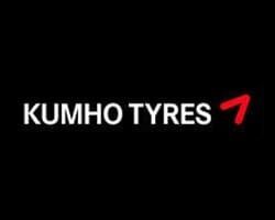 Logotipo da Kumho Tyres com texto branco e uma seta vermelha apontando para cima sobre fundo preto.