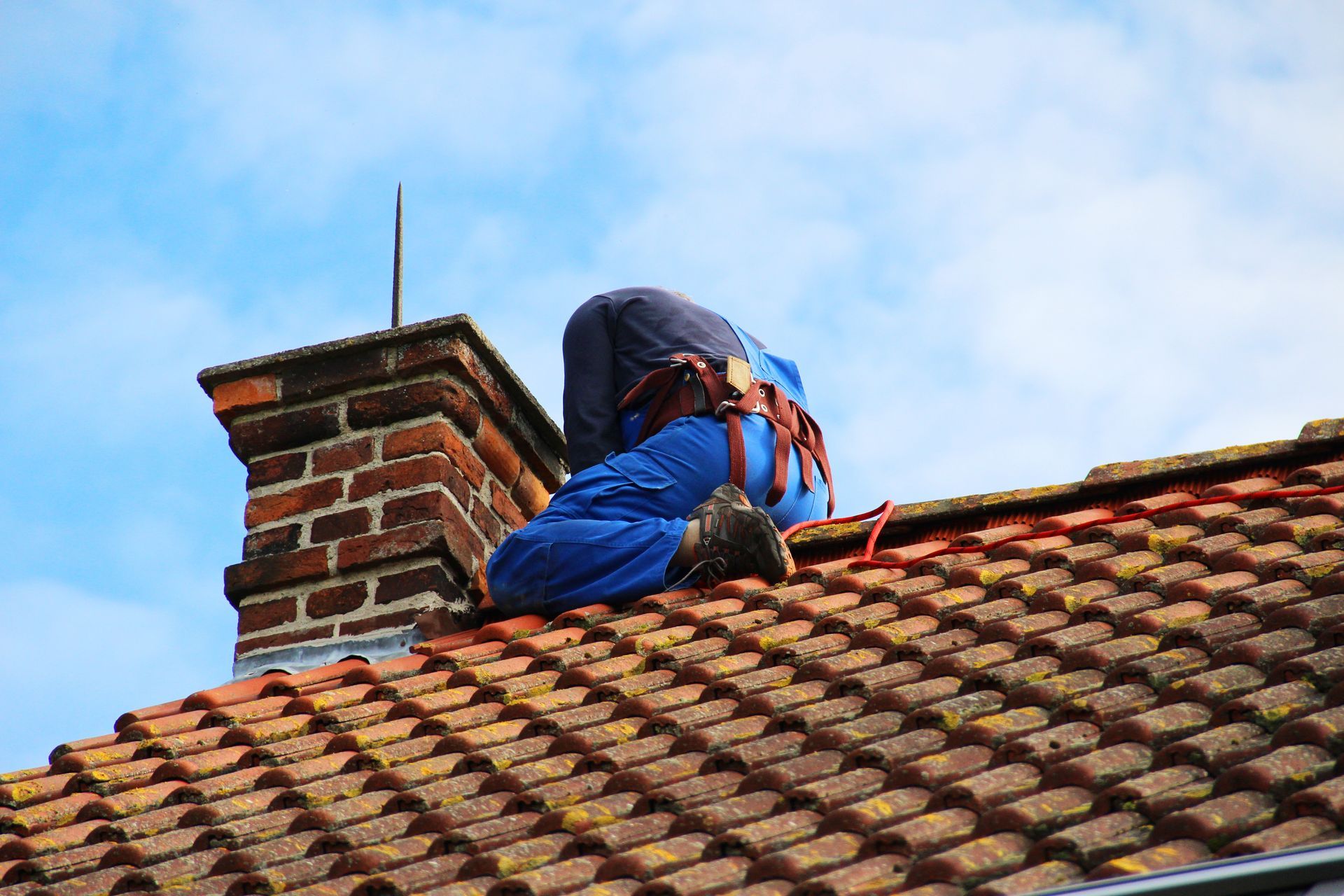 Professionnel réparant une cheminée