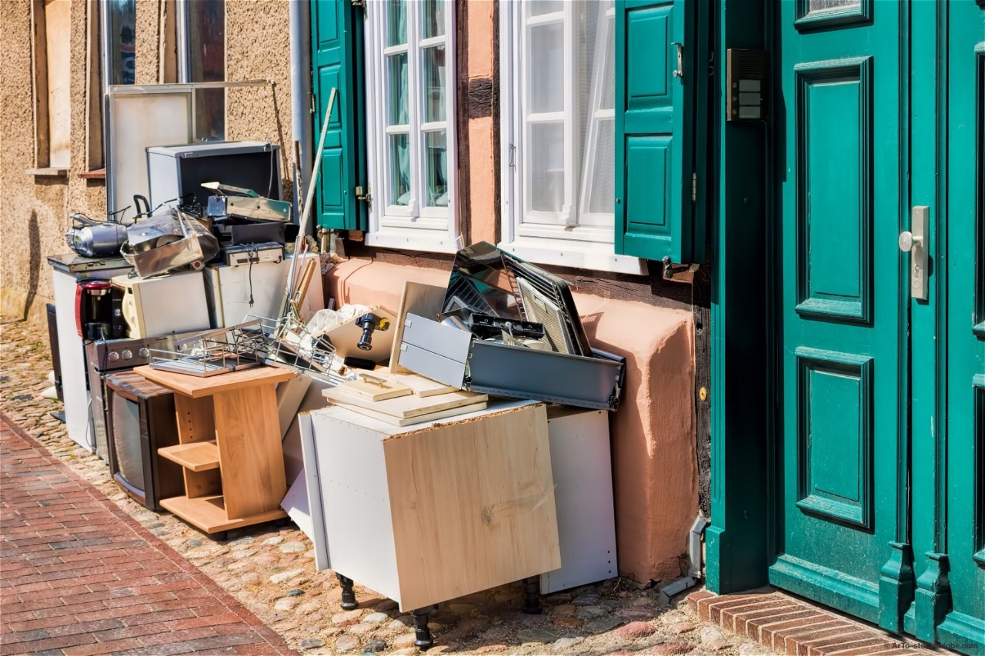Möbel und Haushaltsgegenstände vor einem Haus