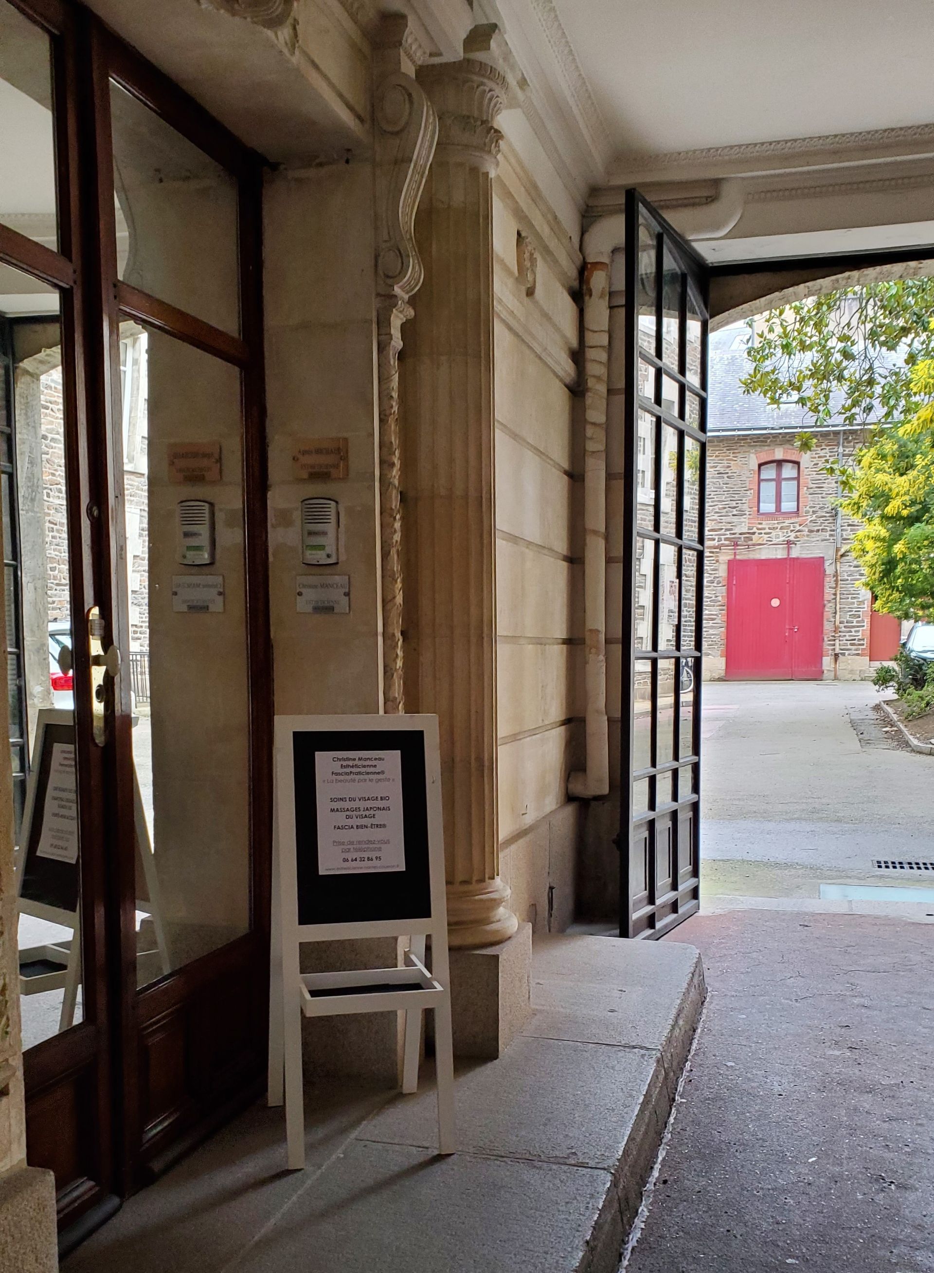 Entrée extérieure de l'institut à Nantes