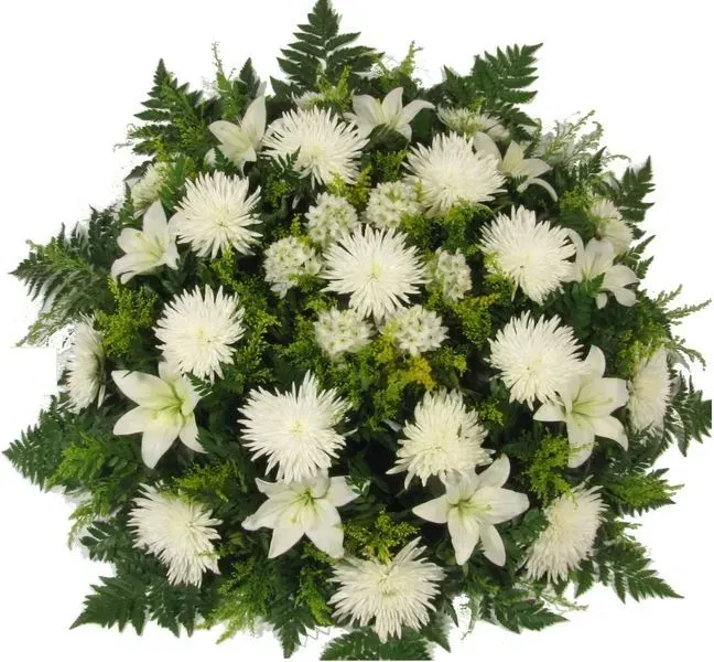 Arranjo de flores brancas com lírios, crisântemos e folhagem de samambaia.
