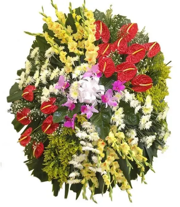 Arranjo floral colorido: antúrios vermelhos, gladíolos amarelos, orquídeas brancas e folhagens variadas.