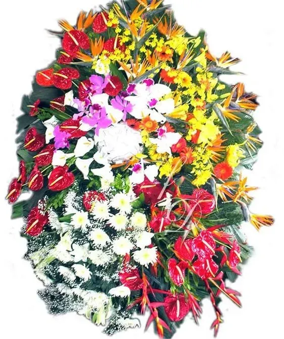 Arranjo floral colorido com flores vermelhas, brancas, amarelas, laranjas e roxas e folhagem verde.