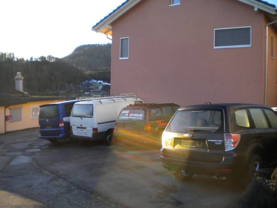 Autos vor der Garage Melchior Koller