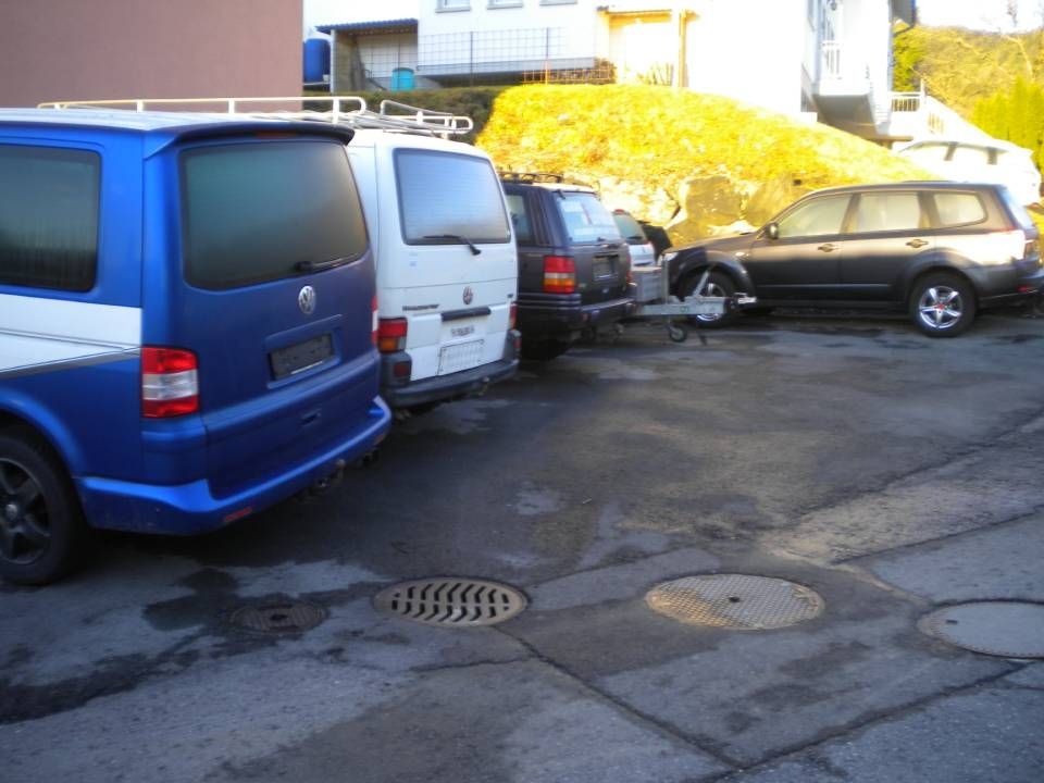 Autos vor der Garage Melchior Koller