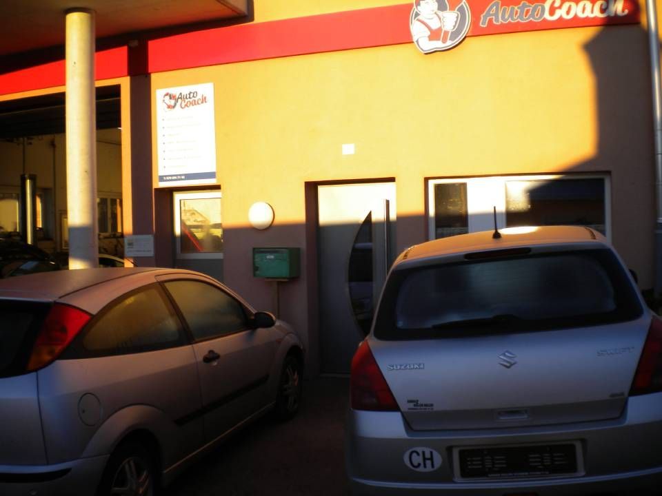 Autos vor der Garage Melchior Koller