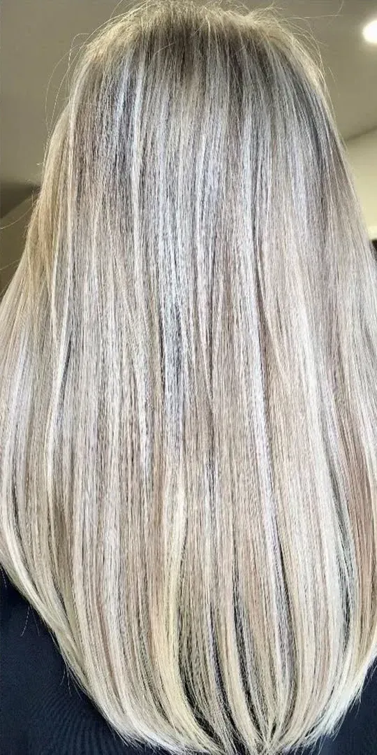 Cabello rubio desde atrás, mostrando raíces y mechones con sutiles variaciones de color.