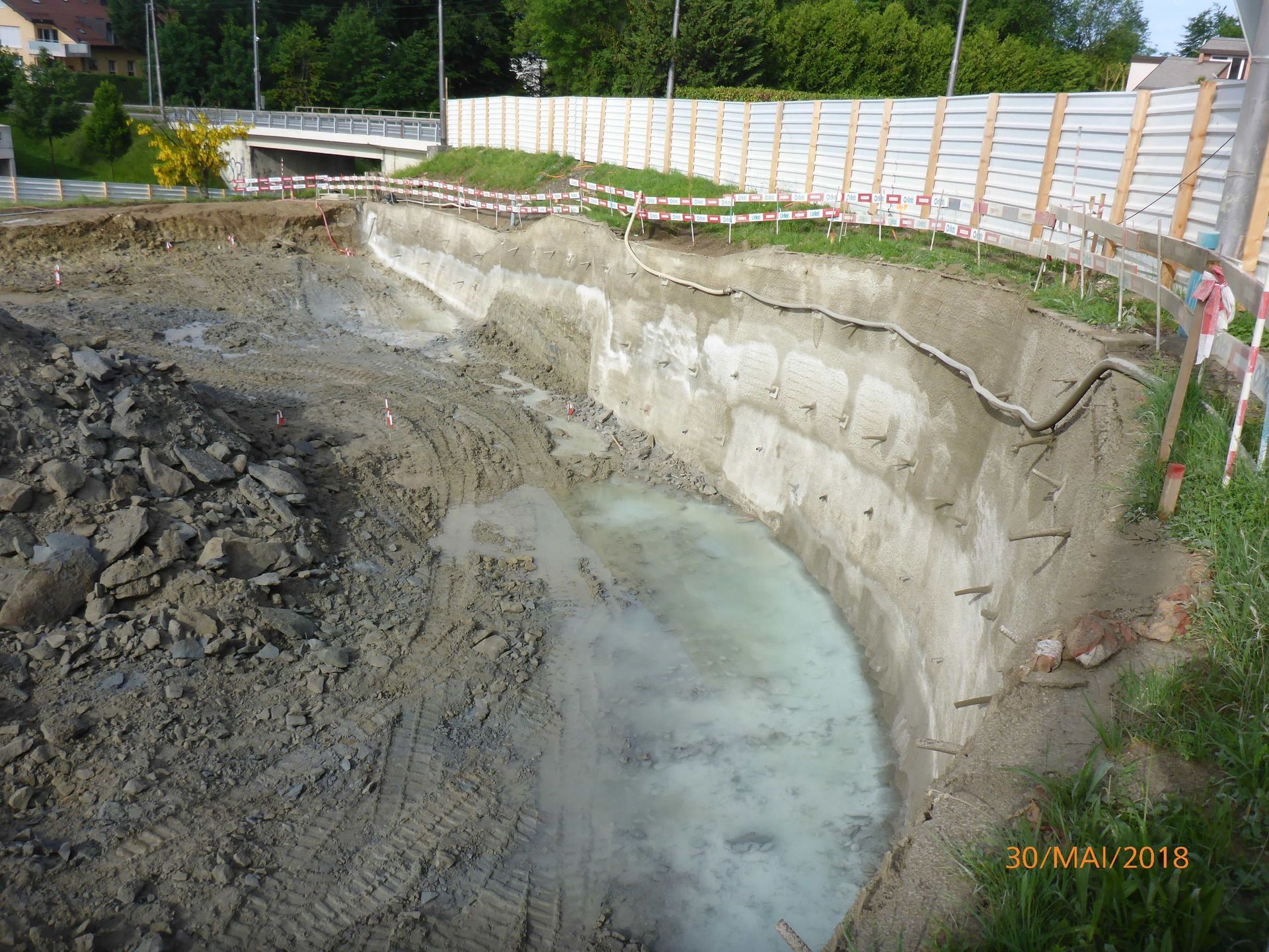 ENCEINTE DE FOUILLE - Paroi micro-berlinoise étayée avec étais obliques et étai d'angle au premier plan.