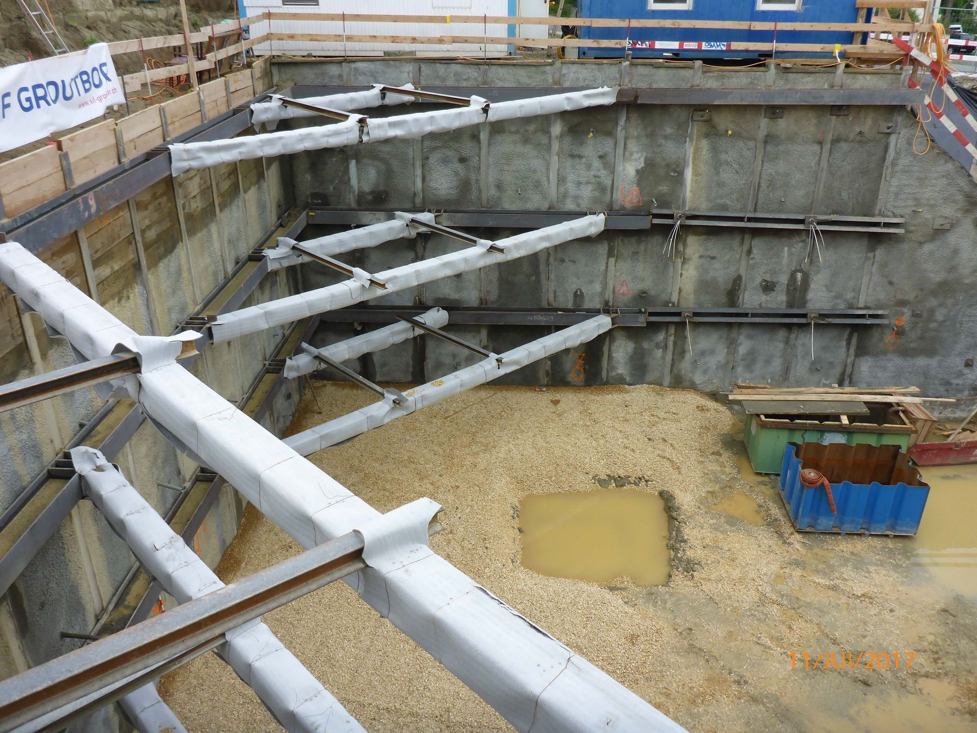 ENCEINTE DE FOUILLE - Paroi micro-berlinoise étayée avec étais obliques et étai d'angle au premier plan.