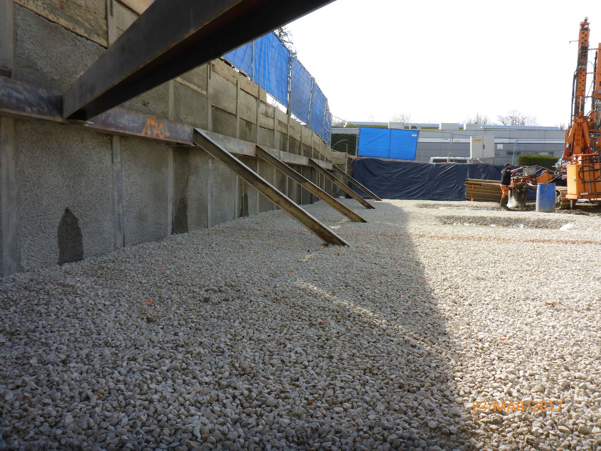 ENCEINTE DE FOUILLE - Paroi micro-berlinoise étayée avec étais obliques et étai d'angle au premier plan.