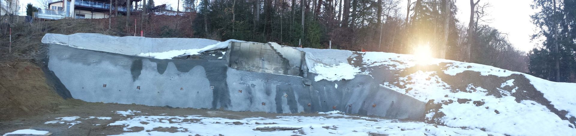 ENCEINTE DE FOUILLE - Paroi micro-berlinoise étayée avec étais obliques et étai d'angle au premier plan.