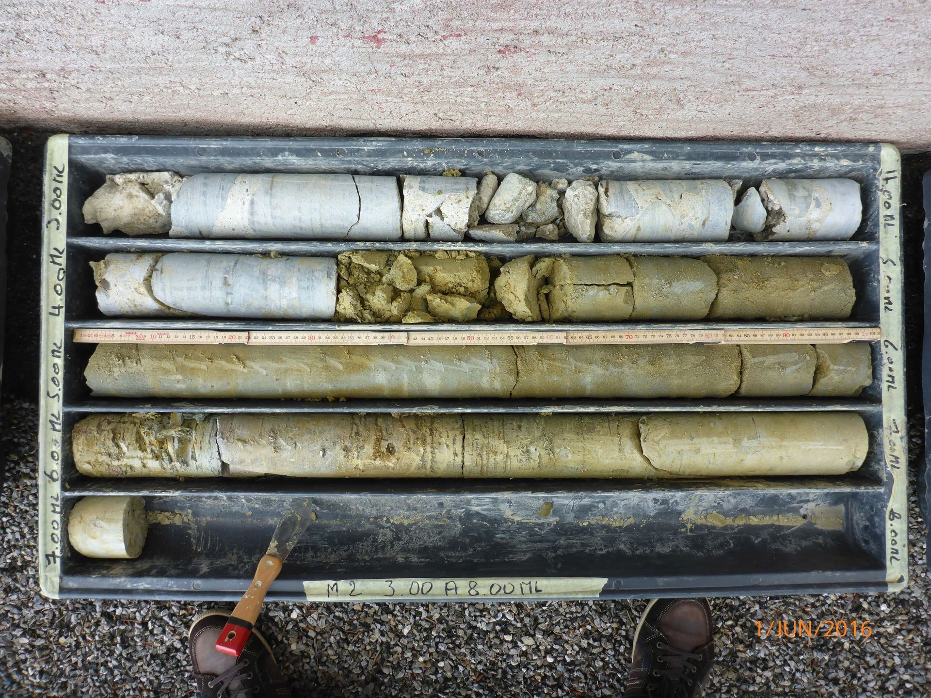 ENCEINTE DE FOUILLE - Paroi micro-berlinoise étayée avec étais obliques et étai d'angle au premier plan.