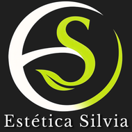 Logotipo de Estética Silvia: "ES" blanca dentro de un círculo, detalle de hoja verde en la "S". Fondo oscuro.