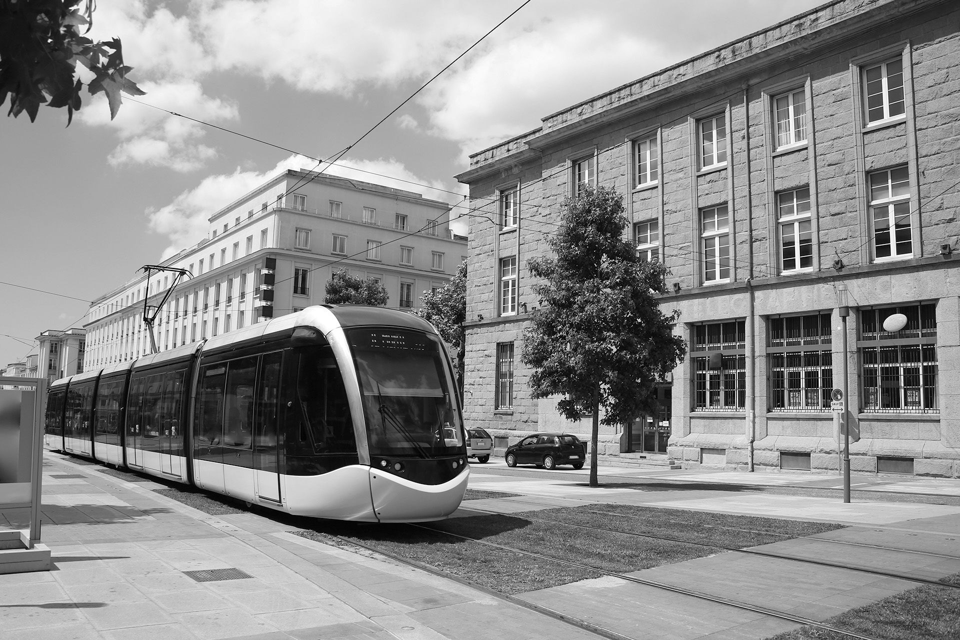 Un tramway moderne circule sur des rails.
