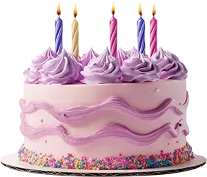 Geburtstagstorte auf einem weißen Ständer mit brennenden Kerzen, bunten Luftballons und Wimpelketten vor blauem Hintergrund.