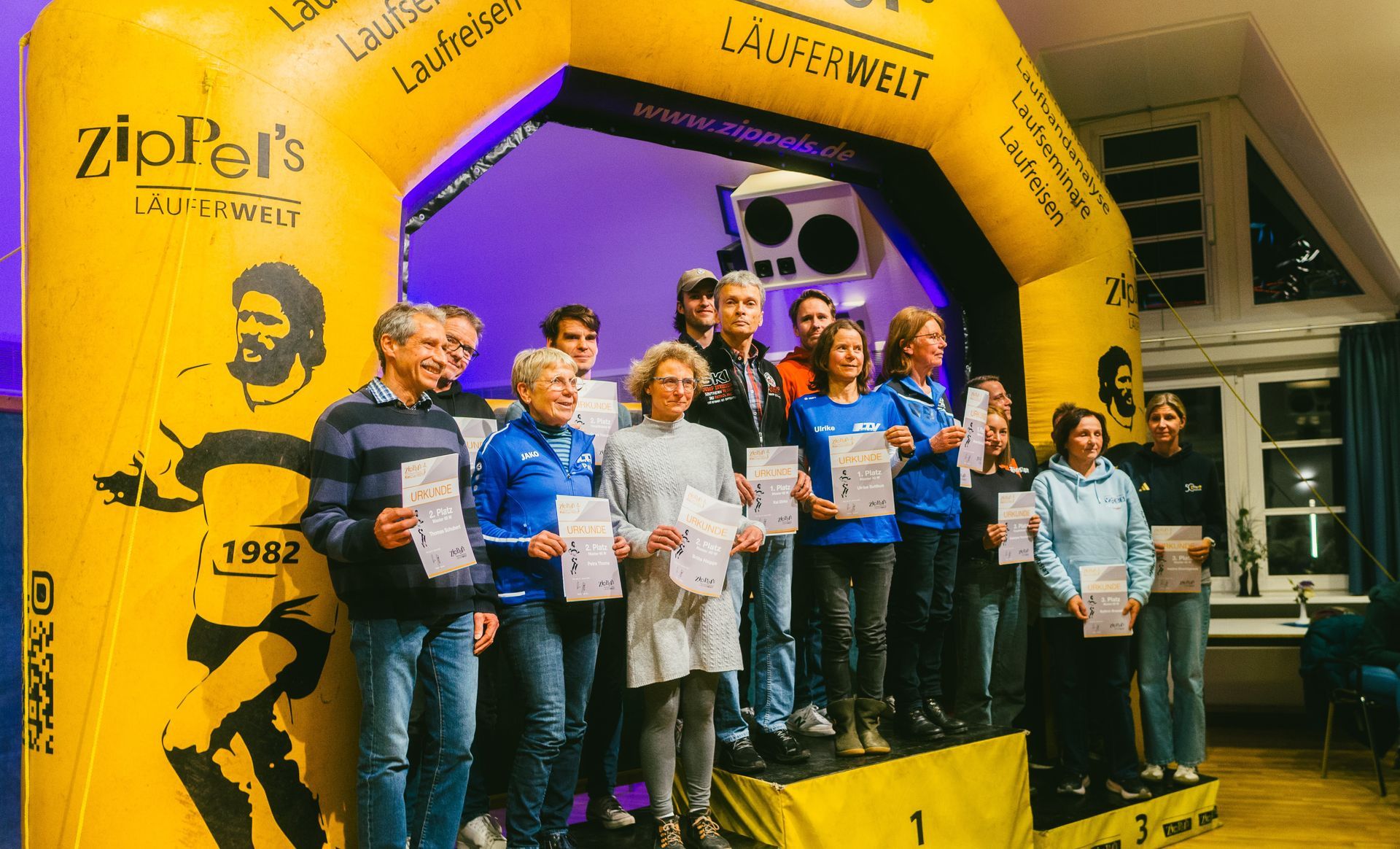 Eine kniende Frau zeigt auf ein Raster mit gelben Kreisen, die mit Textfeldern verbunden sind.