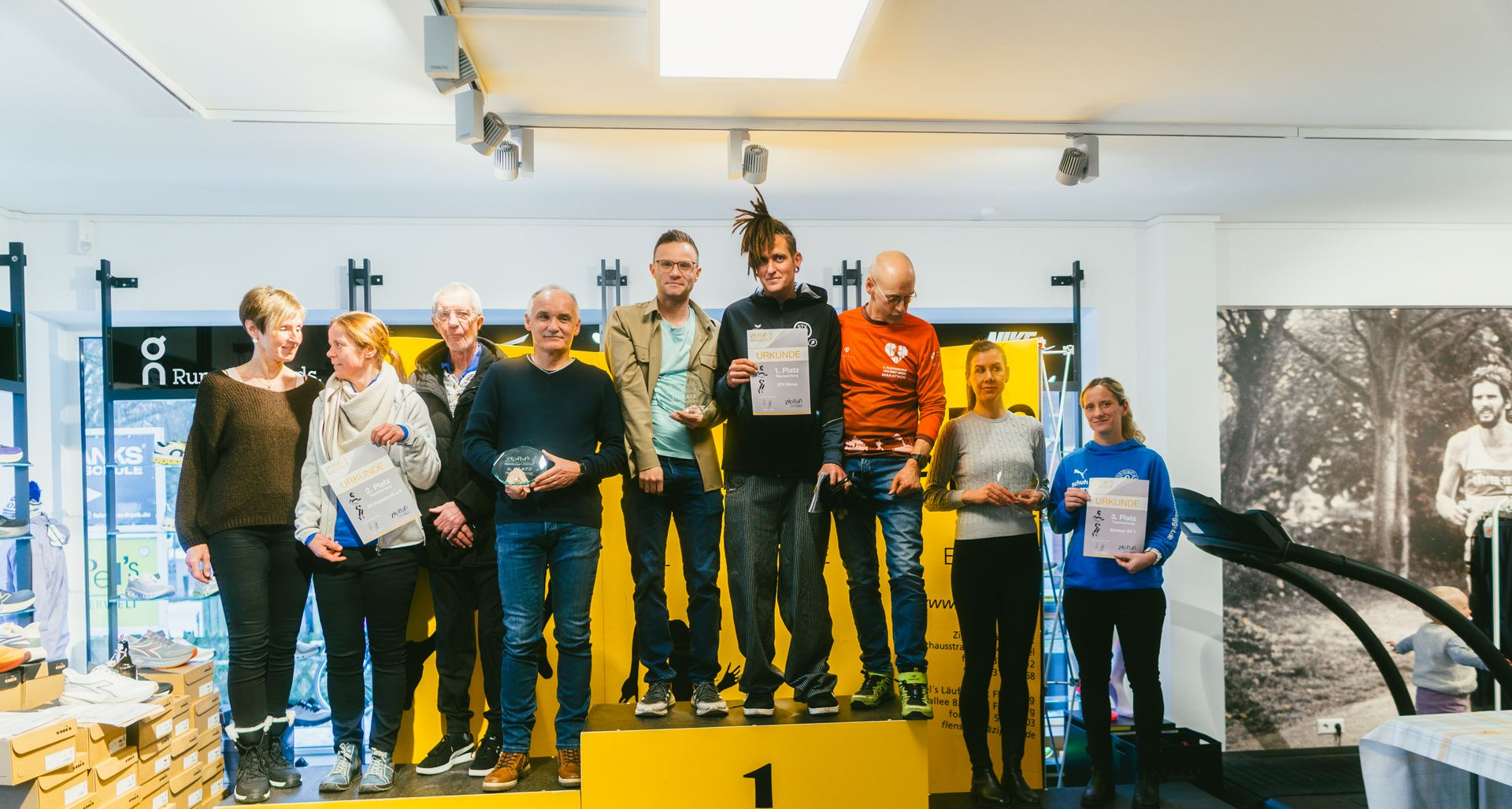 Frau springt während eines Rennens über Hürden.