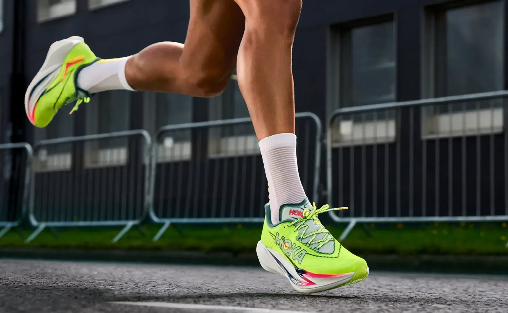 Eine Person, die in einem Fitnessstudio auf einem Laufband läuft.