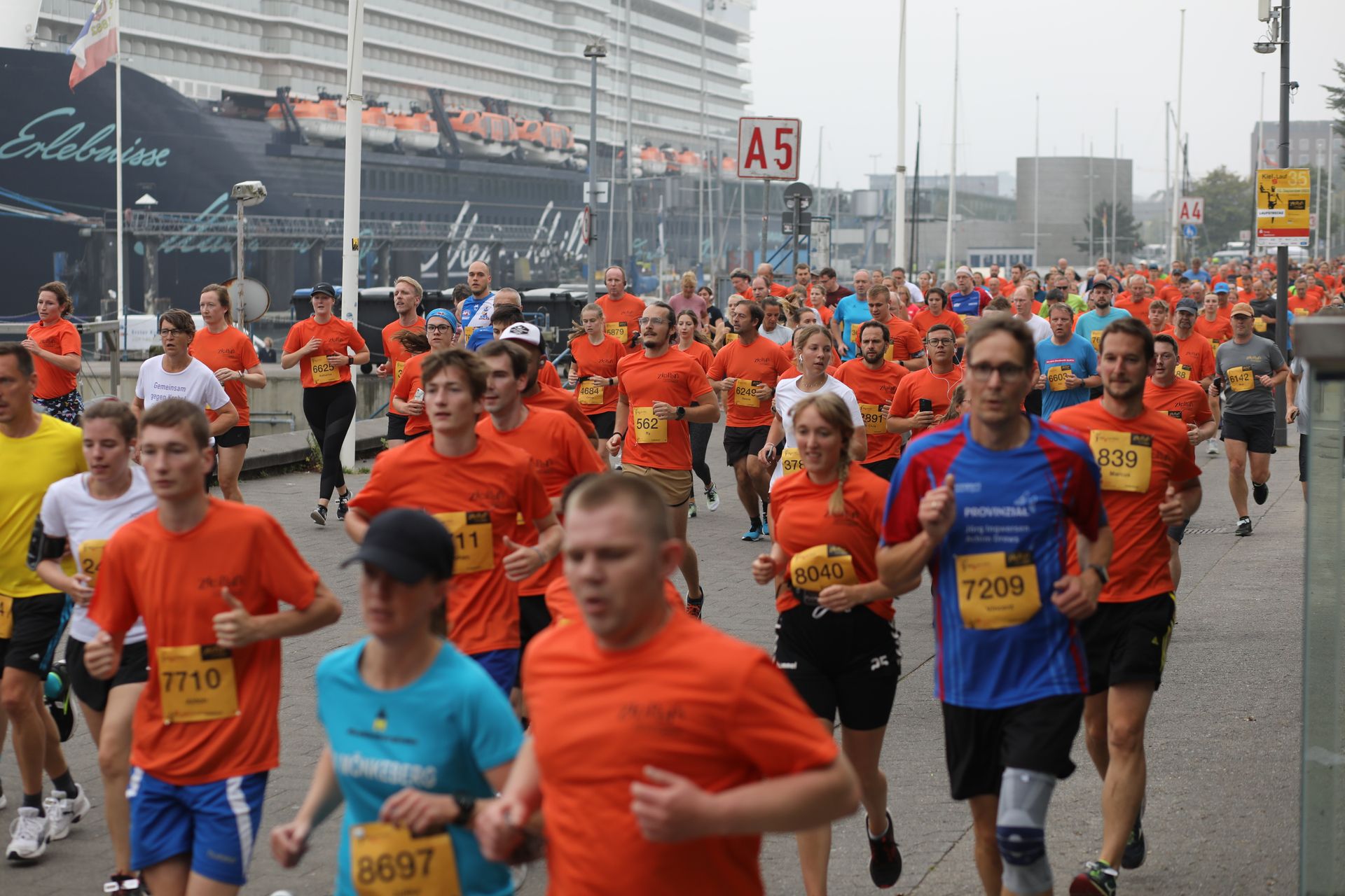 Läufer an der Startlinie unter einem aufblasbaren Torbogen mit der Aufschrift „START“.