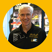 Mann in schwarzem Hemd mit