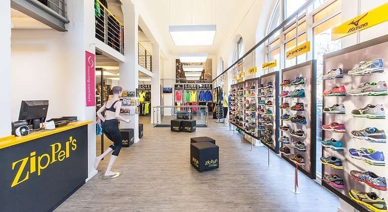 Innenansicht eines ZipPet's-Ladens mit einer Theke und zwei Angestellten.